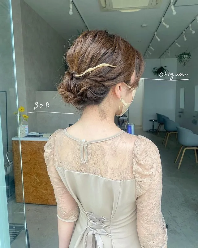 襟足ぎりぎりのボブをシニヨン風にアレンジ