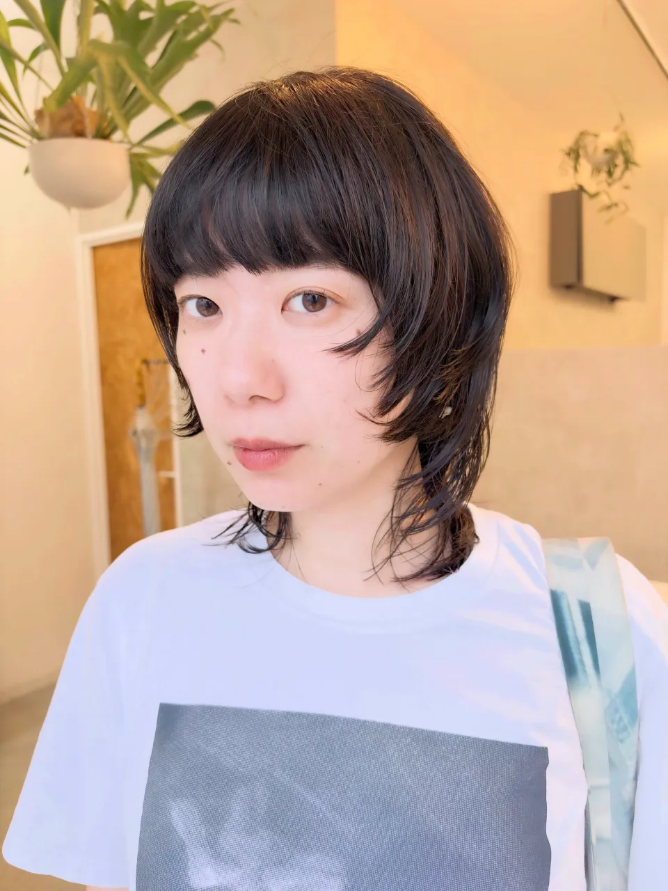 軽いレイヤーに重いワイドバングを